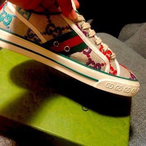 Selling my Gucci Shoes no longer want them they are a size 7 only worn 2x